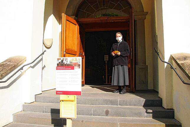 Platzkarten und ein freundliches Wort für die Besucher in der Klosterkirche gab es von Schwester M. Hedwig Ballreich.