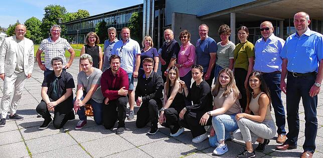 Alle Beteiligten am Projekt Entrepreneurship Stetten am kalten Markt vor dem Gebäude der Hochschule Albstadt-Sigmaringen in Sigmaringen.