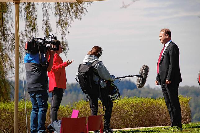 Oberbürgermeister Jan Zeitler gibt im Rahmen der Eröffnung der Landesgartenschau Ende April 2021 im Uferpark ein TV-Interview.