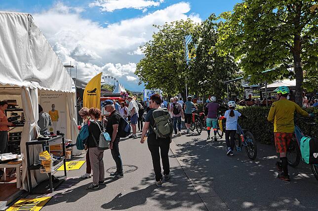 Bild 5: Internationale Bodenseewoche 2024: Entlang der Konstanzer Hafenmeile flanieren die Besucher