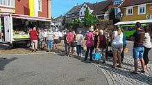 Auf großes Interesse stößt bereits am ersten Verkaufstag die in Leipferdingen angebotene Einkaufsmöglichkeit. Bild: Franz Dreyer