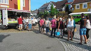 Auf großes Interesse stößt bereits am ersten Verkaufstag die in Leipferdingen angebotene Einkaufsmöglichkeit. Bild: Franz Dreyer