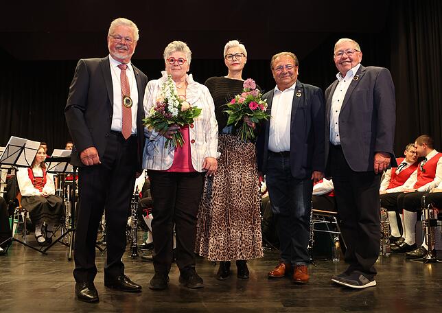 Dank für zwei Frauen, die entscheidend hinter den Kulissen der VSAN gewirkt haben (von links): Roland Wehrle, Anette Schulz, Anette ...