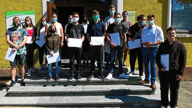 Die Zehntklässlerinnen und Zehntklässler der Grund- und Werkrealschule Eichberg freuen sich über ihren Abschluss.