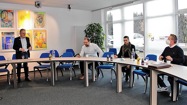 Im SÜDKURIER-Raum der Nachsorgeklinik besprechen die Klinikgeschäftsführer Roland Wehrle (links) und Thomas Müller (nicht im Bild) die ...