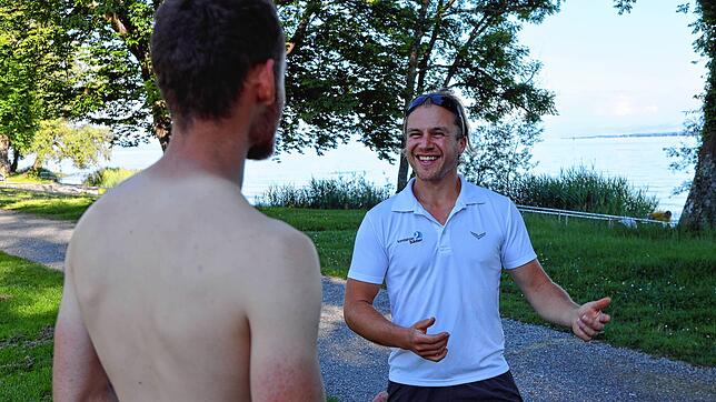 Jan Blessing (rechts) ist Schwimm-Meister am Hörnle-Strandbad. Er hat massive Probleme, die Schichten für die Badeaufsicht im Freibad zu ...