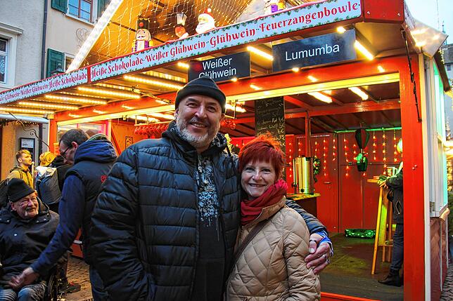 Bild 14: So schön! Besucher genießen den Waldshuter Weihnachtsmarkt