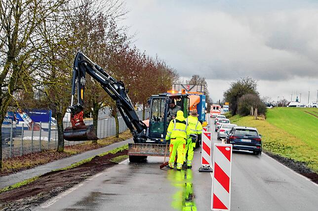 Der Verkehr wird einspurig an der Baustelle vorbeigeleitet. Eine Ampelregelung gibt es nicht. Das sorgt dafür, das sich der Verkehr ...