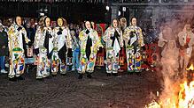 Die wehklagenden Plääri ziehen ihre Runde durch das Oval, rechts die brennende Strohpuppe, die das Ende der Fastnacht endgültig besiegelt.