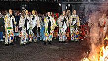 Die wehklagenden Plääri ziehen ihre Runde durch das Oval, rechts die brennende Strohpuppe, die das Ende der Fastnacht endgültig besiegelt.