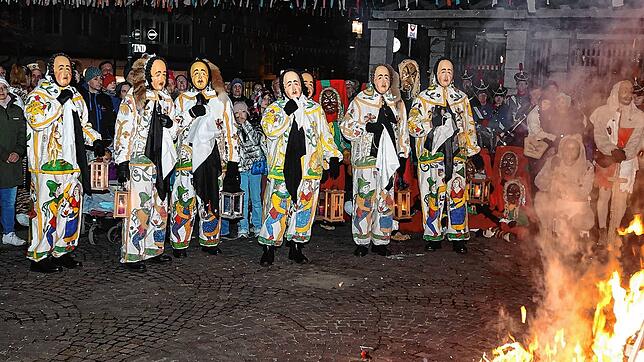 Die wehklagenden Plääri ziehen ihre Runde durch das Oval, rechts die brennende Strohpuppe, die das Ende der Fastnacht endgültig besiegelt.