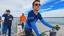 Erst im Sommer diesen Jahres hatte Felix Bohnacker seine ersten Berührungspunkte mit dem Segeln gemacht – mittlerweile ist er schon ...