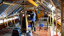 Die Landrevision steht an: Das Deck der Lädine hat sich in eine Werkstatt verwandelt. An diesem Tag ist Pächter Benno Lindenkamp allein ...