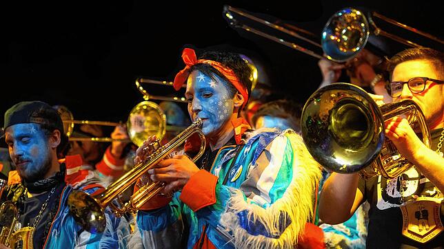 Das Katastrophenorchester Gündelwangen (KOG) tritt am Ende des Zunftabends in der Schule in Gündelwangen gemeinsam mit der Gundelsteiner ...