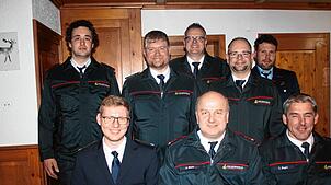 Der Vorstand der Freiwilligen Feuerwehr Lausheim (vorn, von links): Maximilian Mager (Gesamtkommandant Stühlingen), Frank Kech ...