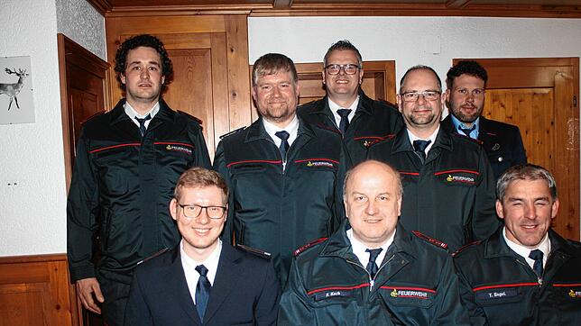 Der Vorstand der Freiwilligen Feuerwehr Lausheim (vorn, von links): Maximilian Mager (Gesamtkommandant Stühlingen), Frank Kech ...