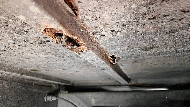 Bild 2: Schaffhauser Polizei zieht einen verrosteten Reisebus aus Griechenland aus dem Verkehr