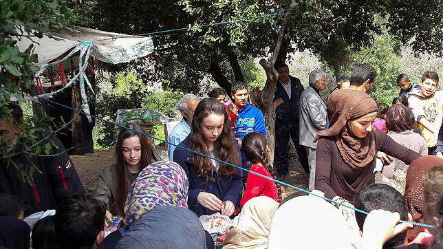 Angelina und Rosalie Limberger verteilen im Jahr 2017 die aus der Spende gekauften Geschenke im Flüchtlingscamp im Libanon.