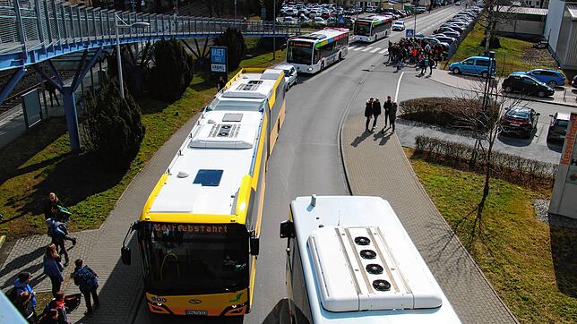 Die Güttinger Straße wird zum Busbahnhof: Nach der Sperrung der Konstanzer Straße fahren die meisten Busse die Ersatzhaltestelle am ...