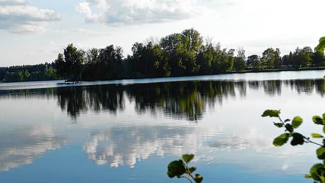 Idyllisch scheint die Abendsonne über dem Riedsee, die Wolken spiegeln sich im Wasser. Ein Besucherlenkungskonzept soll dafür sorgen, ...