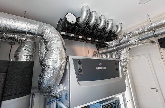 Eine Wärmepumpe arbeitet mit niedrigen Temperaturen im Heizkreislauf. Die Rohre im Keller sollten gut isoliert sein.