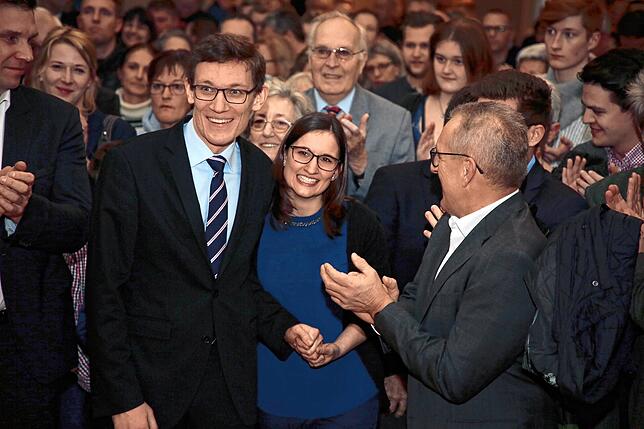 Volkertshausens Bürgermeister Marcus Röwer mit Gattin Susanne beim Wahlsieg.