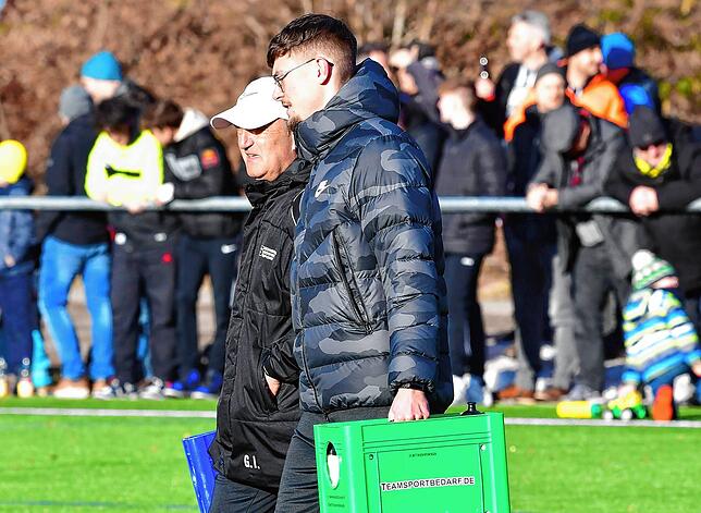 Kennt sich aus: Seit 2021 ist Moritz Meister (vorn, mit Georg Isele) als Co-Trainer bei der SG Mettingen/Krenkingen tätig.
