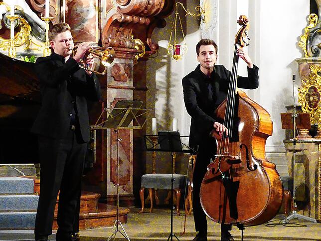 Simon Eckert und Korbinian Kugler präsentieren ihr jazziges Programm mit Trompete und Kontrabass.