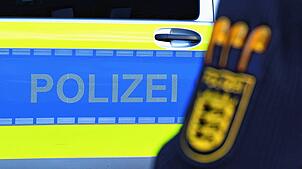 Ein Polizist steht bei einem Einsatzfahrzeug (Symbolfoto). Die Polizei Bad Säckingen muss einen ungewöhnlichen, besonders dreisten ...