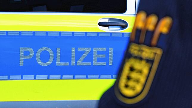 Ein Polizist steht bei einem Einsatzfahrzeug (Symbolfoto). Die Polizei Bad Säckingen muss einen ungewöhnlichen, besonders dreisten ...