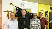 Konrad Schlude, Vorsitzender der Jestetter Kolpingfamilie, mit Eugen Straub, der für 60¦Jahre Mitgliedschaft geehrt wurde. Daneben ...