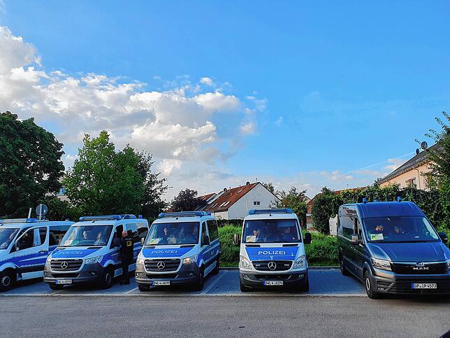 Das Polizeiaufgebot auf dem Parkplatz vor dem Hochsicherheitsgericht Stuttgart-Stammheim ist groß.