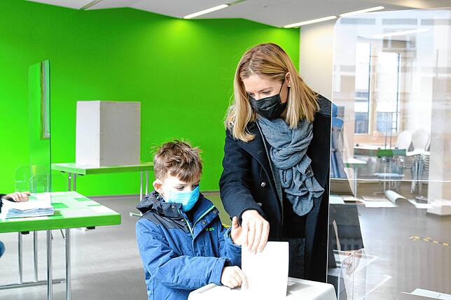 Wahlsonntag: SPD-Kandidatin Jasmina Brancazio gibt im Wahllokal in der Merianschule in Friedrichshafen ihre Stimme ab.