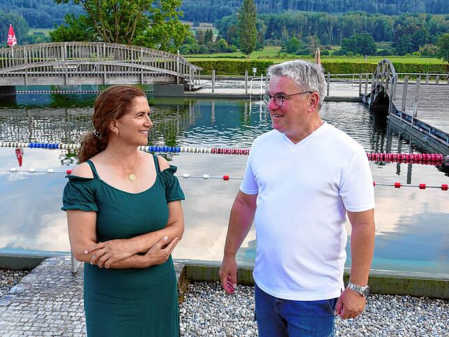 Pächterin Nurhayat Aktas und Bürgermeister Ralf Baumert freuen sich über die guten Besucherzahlen.