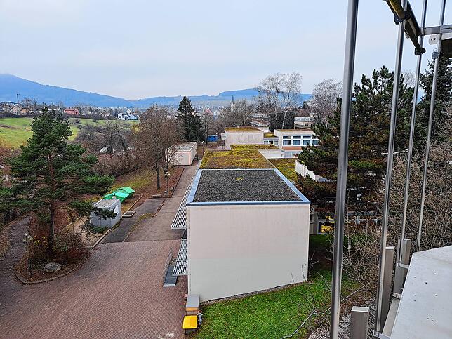 Ein Blick aus dem Fenster auf das Flachdach des Pavillons Ost, der demnächst um eine Ebene aufgestockt werden soll, um mehr Raum am ...