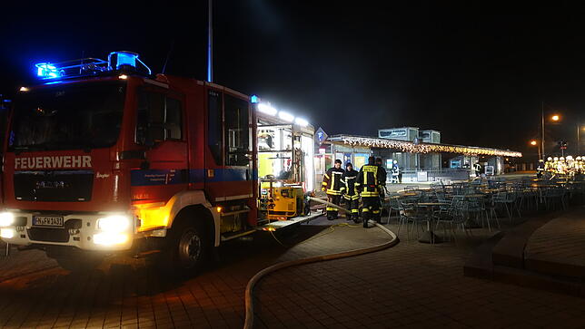 Großeinsatz in der Häfler Innenstadt: Am frühen Sonntagmorgen brannte es im Parkhaus am See sowie in einem Geschäft in der Karlstraße. ...