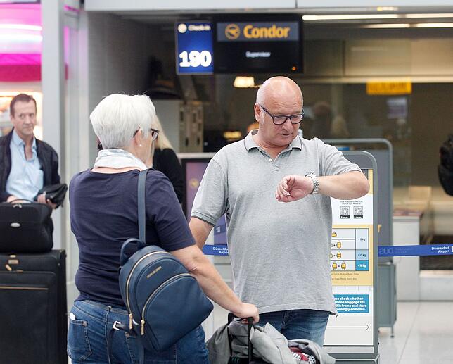 In Düsseldorf warten Reisende am Schalter des deutschen Urlaubfliegers Condor