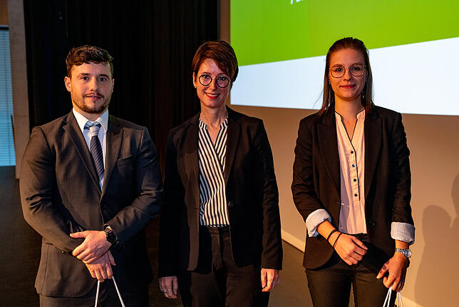 Die beiden Studenten Benjamin Sittkus und Simone Rentschler (rechts) wurden bei der Einführungsfeier von Kathrin Sternberg von Aesculap ...