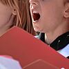Um mit Kindern zu singen, ist ein Chor gar nicht notwendig. Gemeinsames Singen zu Hause stellt Vertrauen und Nähe her und fördert das ...