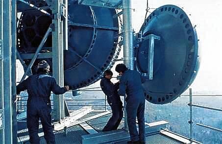 Hier dürfen nur schwindelfreie Techniker hin. Bei der Inbetriebnahme 1984 installierten Techniker riesige Parabolschüsseln.