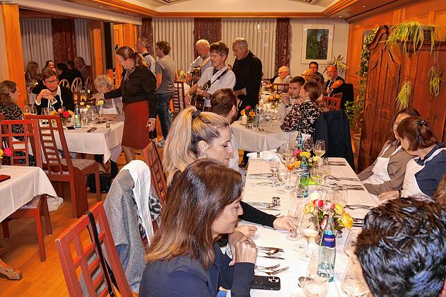 Beide Gasträume im Gasthof Adler in Menningen-Leitishofen sind beim Küchenfest belegt. Zwischen den neun Menü-Gängen unterhalten die ...