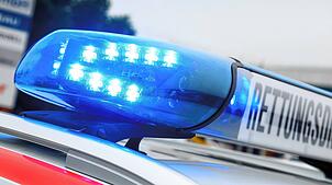 Ein Fahrzeug des Rettungsdiensts im Einsatz (Symbolbild). Zwei Schwerverletzte kamen nach Unfällen in Jestetten und bei Todtmoos ins ...