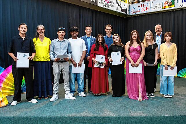 Auch sie haben ihre Prüfungen gemeistert: Alm Alkhateb, Amy Anastasia Heizmann, Aya Ismail, Anastasiia Kazakevych, Nahiehan Khan, Riad ...