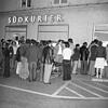 1976: Am Sonntagabend des 12. September 1976 versammelten sich viele Neugierige vor der SÜDKURIER-Redaktion Radolfzell an der Kreuzung ...