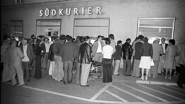 1976: Am Sonntagabend des 12. September 1976 versammelten sich viele Neugierige vor der SÜDKURIER-Redaktion Radolfzell an der Kreuzung ...