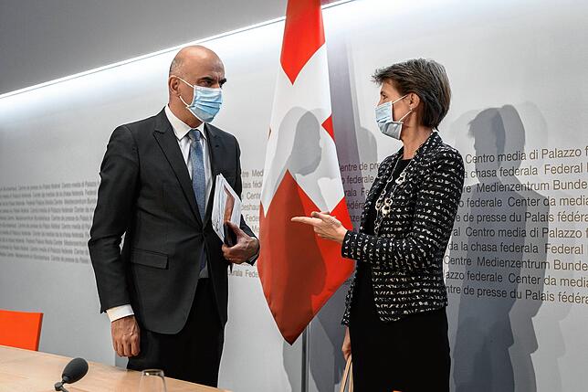 Gesundheitsminister Alain Berset (links) und die Schweizer Bundespräsidentin Simonetta Sommaruga verkünden im Oktober neue ...