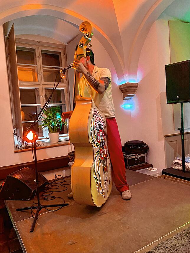 Remi spielt am Kontrabass der Spuny Boys und bringt die Stimmung zum Kochen. Zusammen mit seinem Bruder hat er die Band aus Lille ins ...