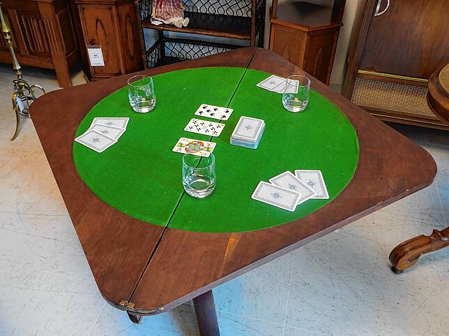 Der Kartenspieltisch aus dem 19. Jahrhundert