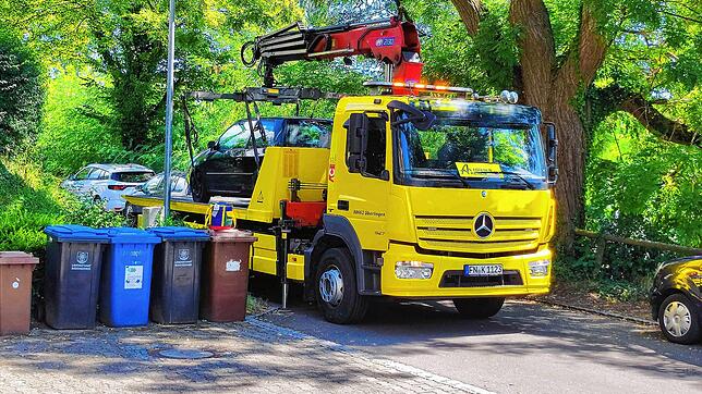 Falschparkende Autos werden in der oberen Bahnhofstrasse abgeschleppt.