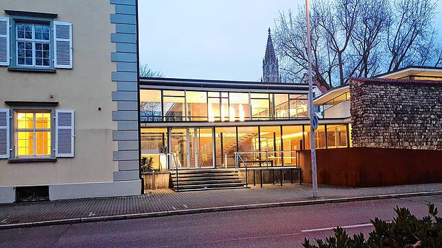 Draußen vor dem Landgericht ist es bereits dunkel geworden. Der Prozess gegen das Ehepaar, das in einem Seniorenwohnheim andere genötigt ...